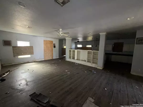 Pearsall, TX 78061,1006 E Taft St