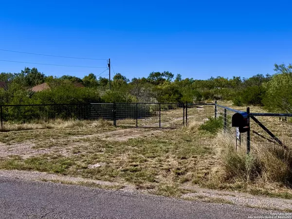 Uvalde, TX 78801,635 Beavers Ln