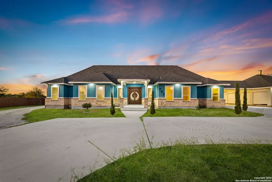 703 W Petaluma Blvd, San Antonio, TX 78221