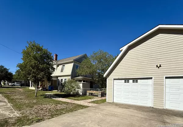 Kenedy, TX 78119,323 6th