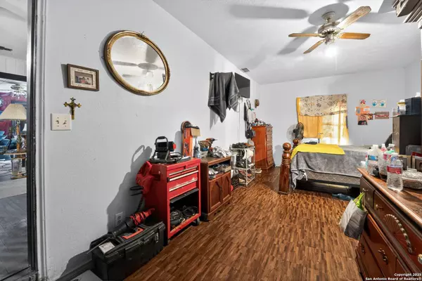 Beeville, TX 78102-4007,808 N Adams