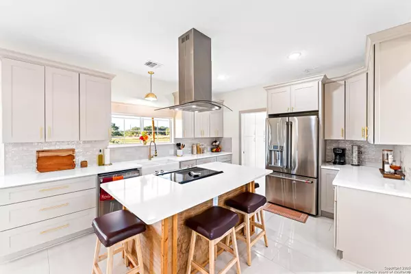 125 Colt Trail, Natalia, TX 78059