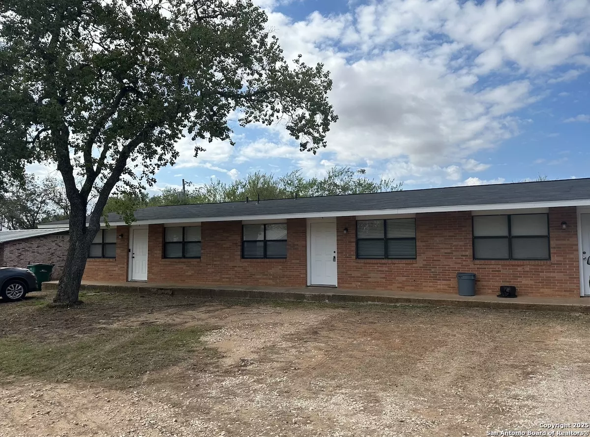 Jourdanton, TX 78026,212 Simmons