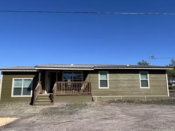 516 Schleicher, Karnes City, TX 78118