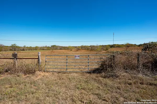 190 County Road 467, Stockdale, TX 78160