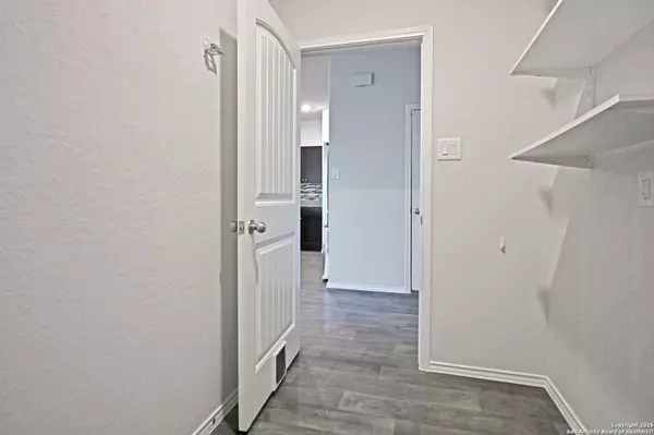 Seguin, TX 78155,884 Armadillo