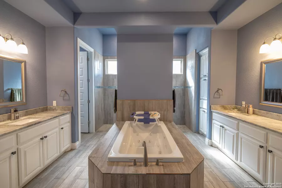 355 Shannon Ridge Dr, Floresville, TX 78114