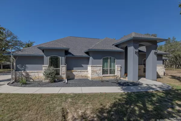 355 Shannon Ridge Dr, Floresville, TX 78114