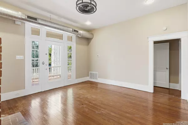 San Antonio, TX 78212,501 west mistletoe avenue