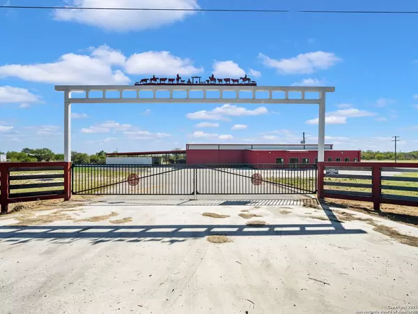 6411 Highway 90, Knippa, TX 78870