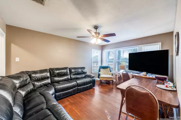 Seguin, TX 78155,1068 E Walnut