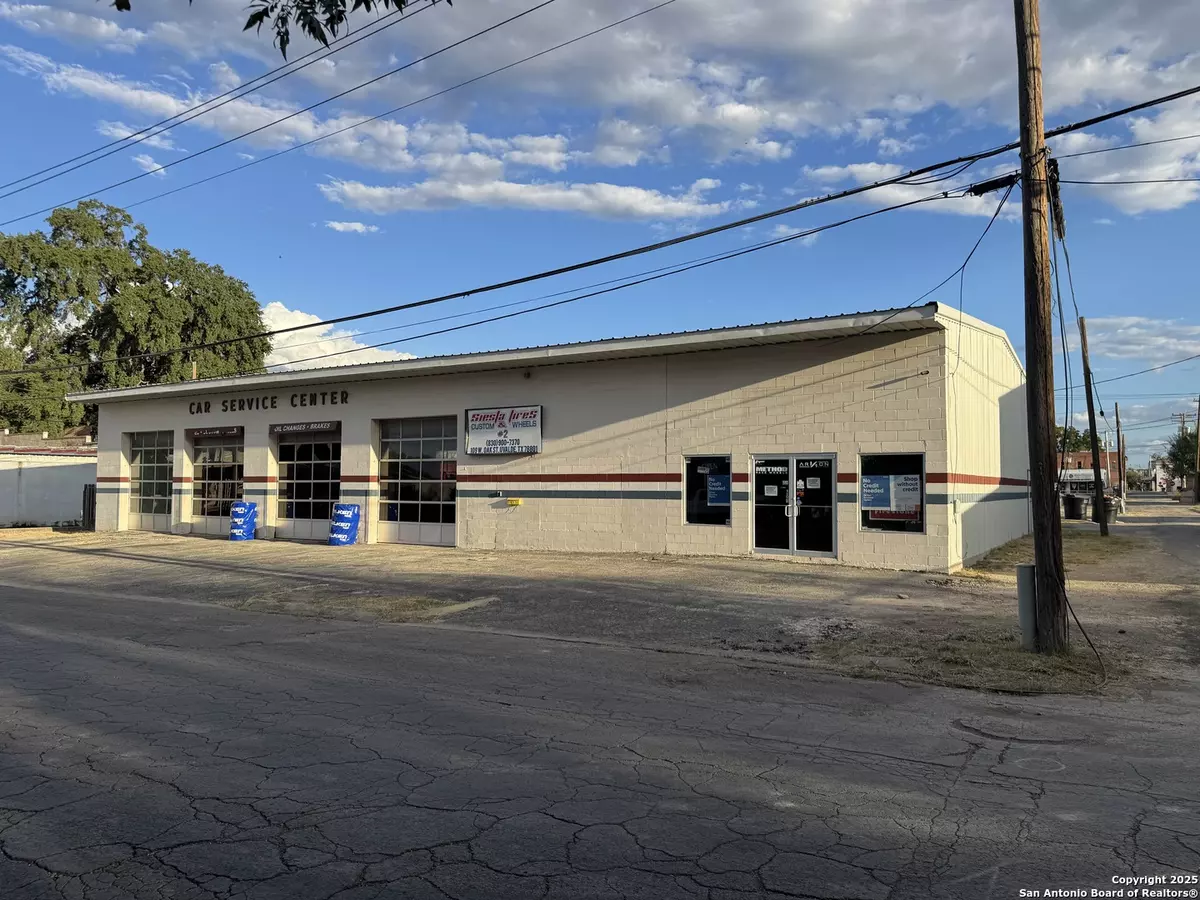 Uvalde, TX 78801,109 Oak