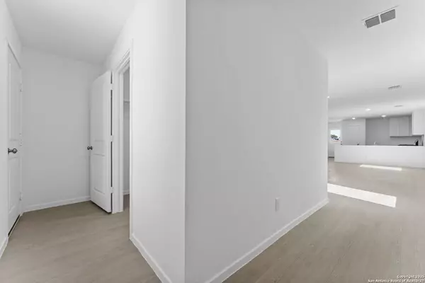 Converse, TX 78109,2206 Collins Aly