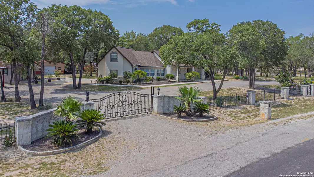 323 SHANNON RIDGE DR., Floresville, TX 78114