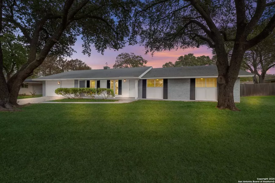 413 Cloudmont Dr, Windcrest, TX 78239