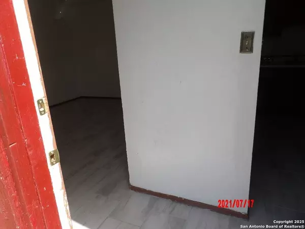 Beeville, TX 78102,507 W Clare