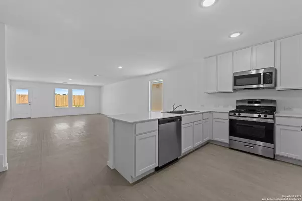 Floresville, TX 78114,121 Oak Hurst Dr