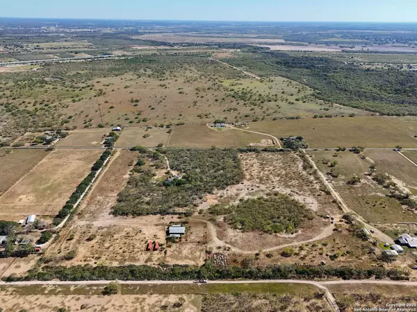 Elmendorf, TX 78112,416 County Rd 125