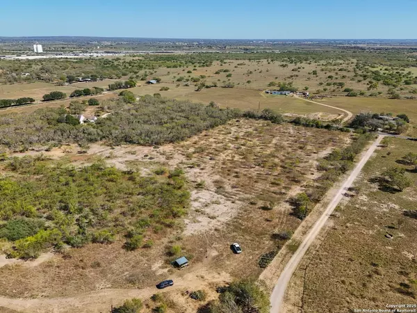 Elmendorf, TX 78112,632 County Rd 125