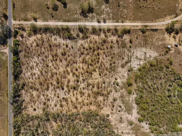 Elmendorf, TX 78112,632 County Rd 125