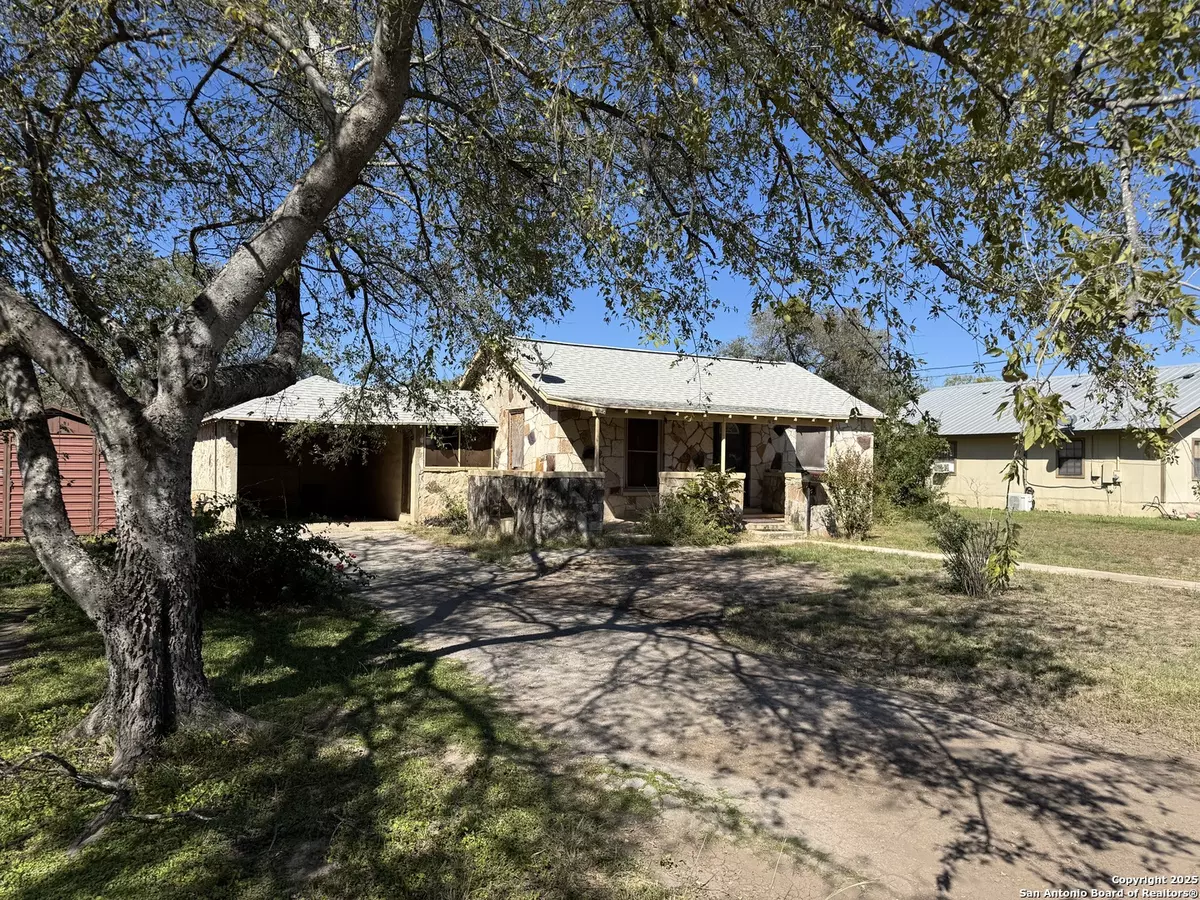 Uvalde, TX 78801,214 W Cargile