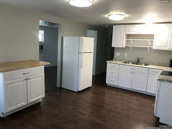 Seguin, TX 78155,613 E Ireland St