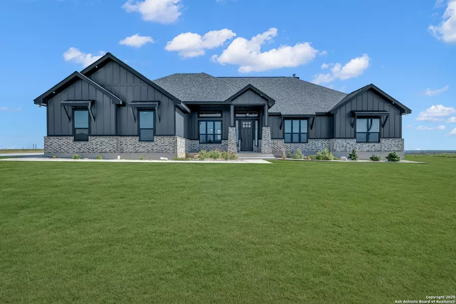 111 Sunset Dr, La Vernia, TX 78121