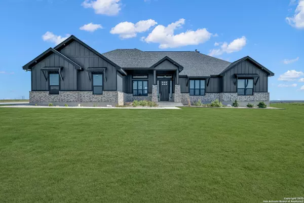 111 Sunset Dr, La Vernia, TX 78121