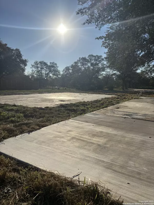 299 Praise DR, Poteet, TX 78065