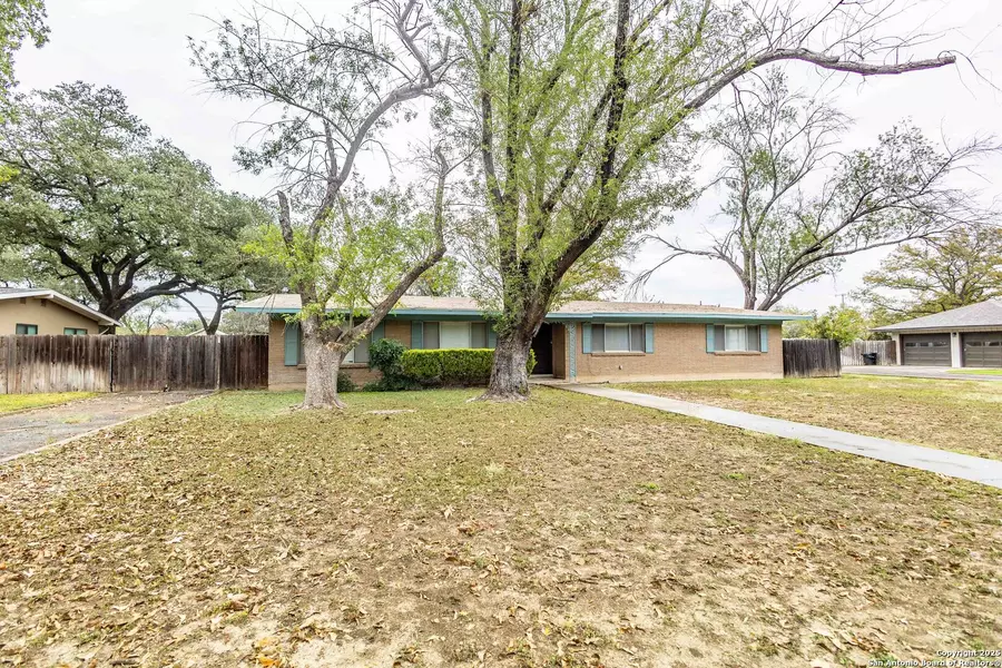 330 Louise, Uvalde, TX 78801