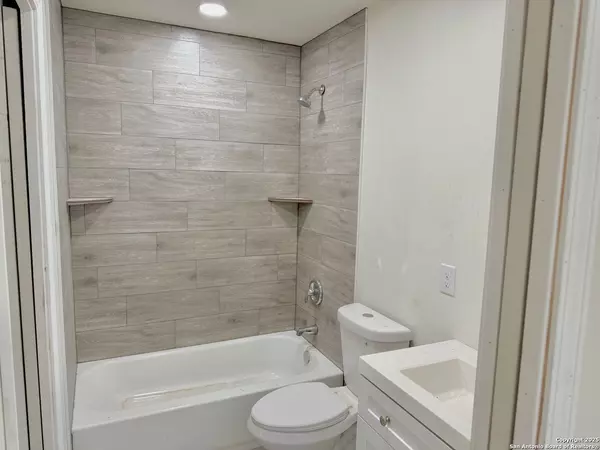 Canyon Lake, TX 78133,709 Burr Oak