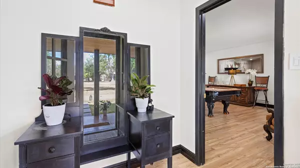 Mcqueeney, TX 78123-3212,207 WOODLAKE