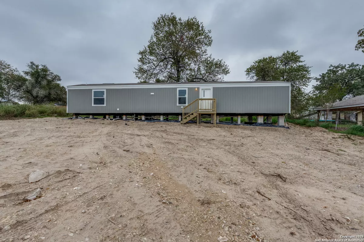 Elmendorf, TX 78112,4634 Waterwood Pass