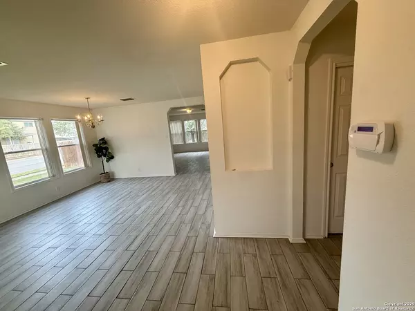 Selma, TX 78154,16530 caballo