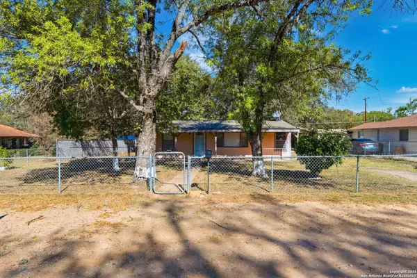 316 W COLONIAL PKWY, Devine, TX 78016