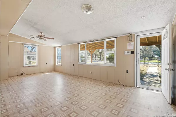 Devine, TX 78016,316 W COLONIAL PKWY