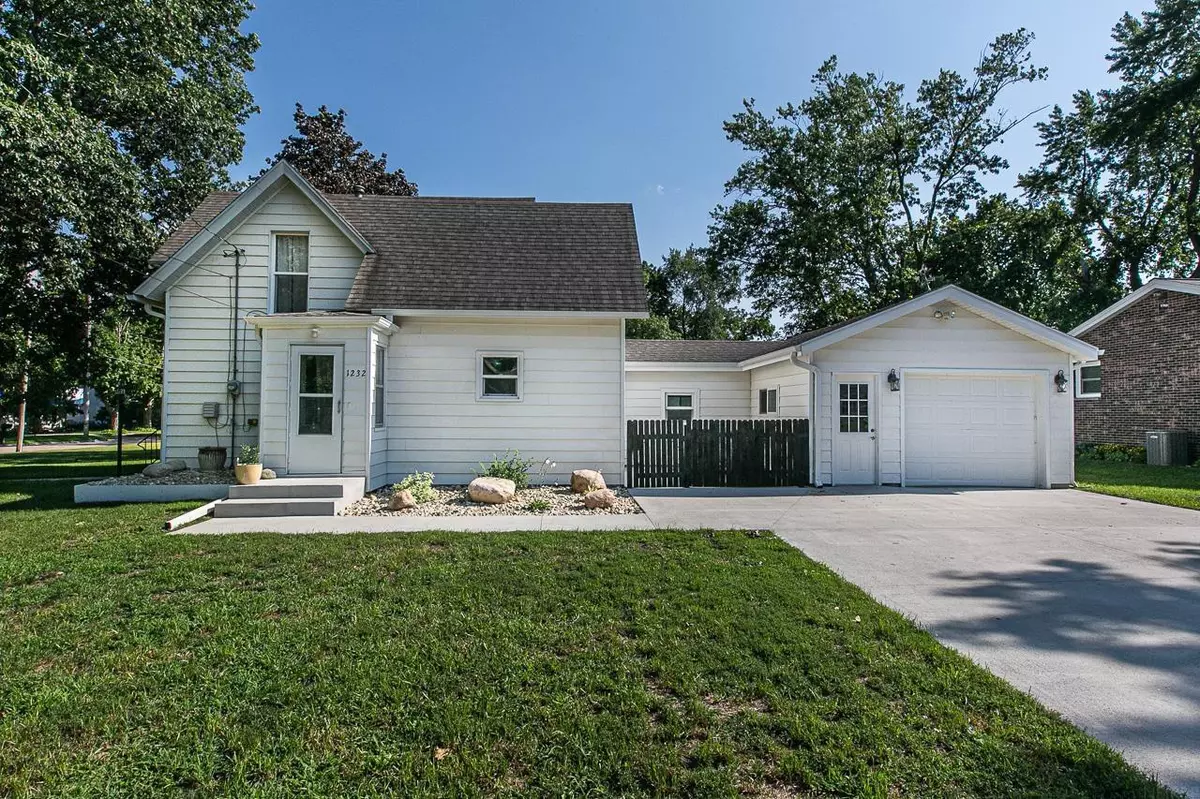 Manchester, IA 52057,1232 N 3rd ST