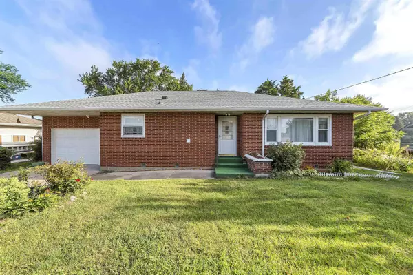 135 W Washington ST, Winthrop, IA 50682