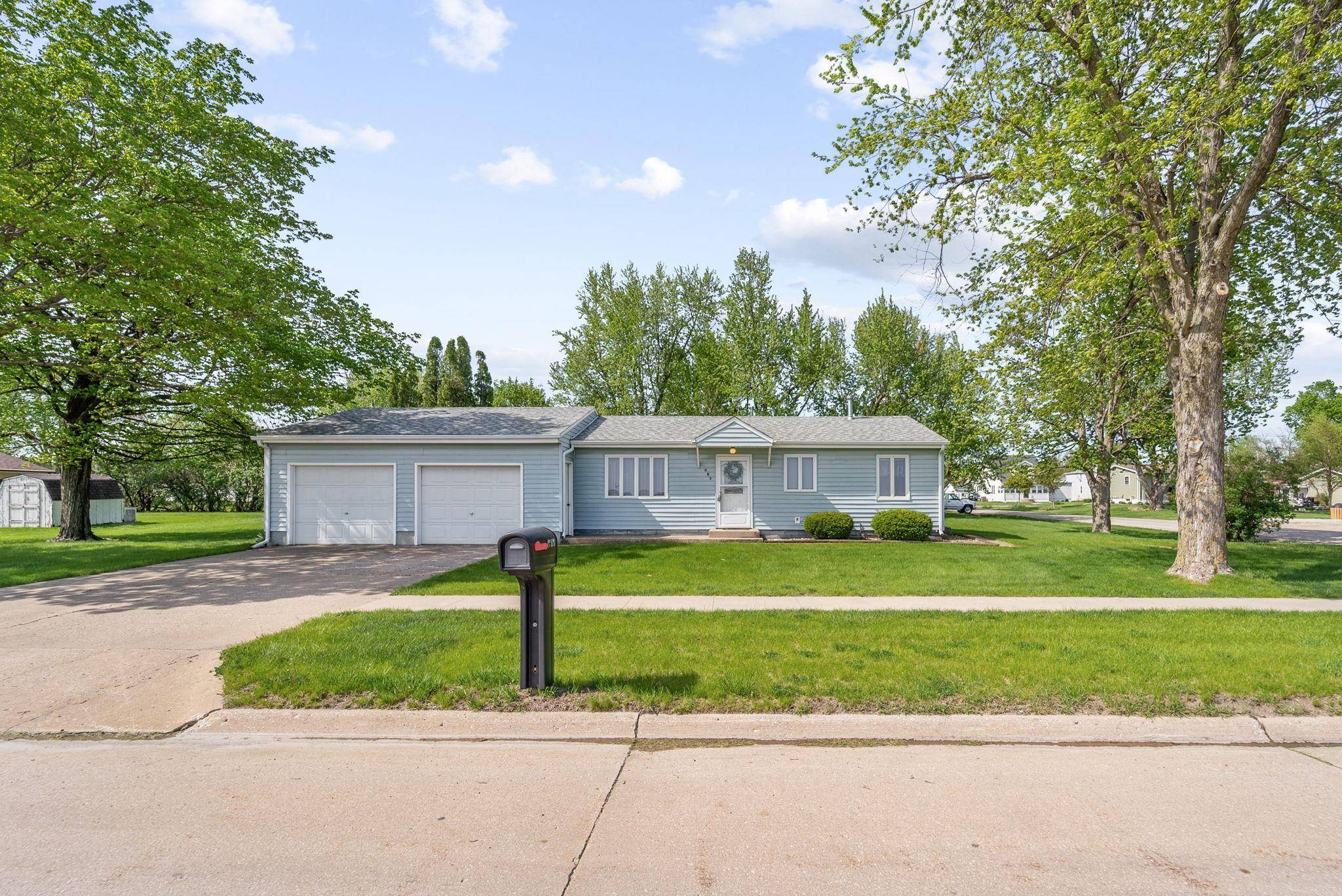 607 E 13th ST, Vinton, IA 52349