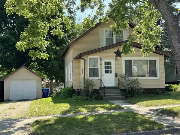 9 7th Ave S E, Oelwein, IA 50662