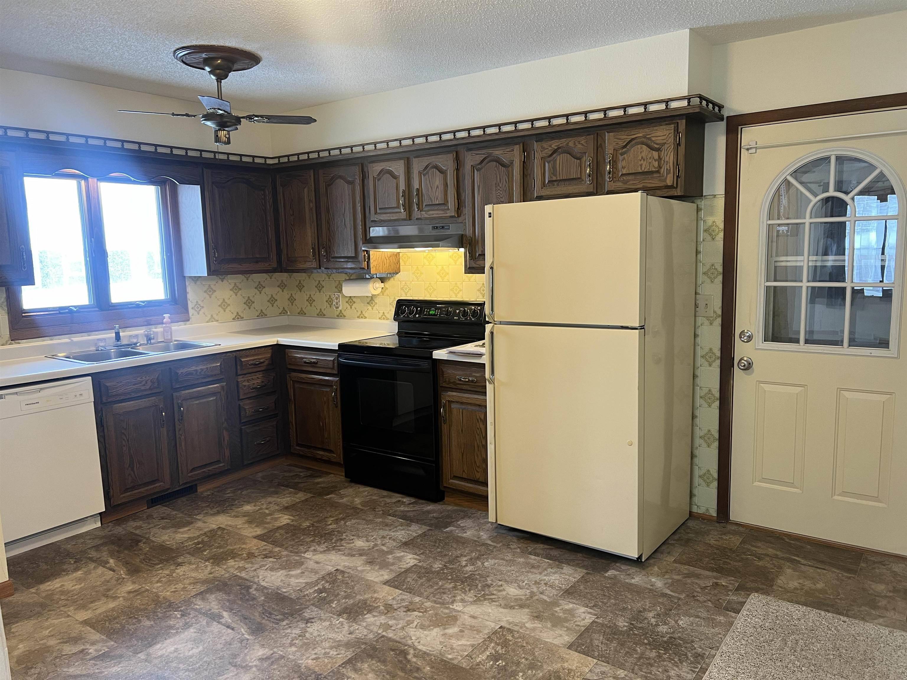 Monona, IA 52159,409 W First ST