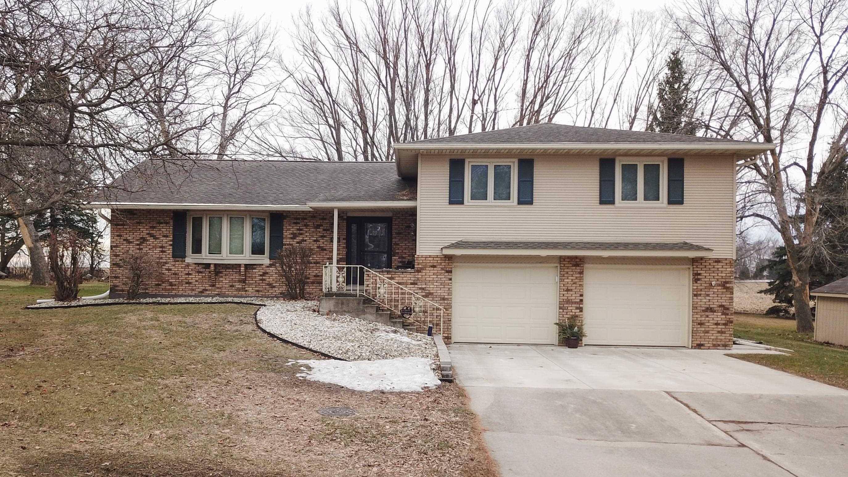 606 10th AVE, Ackley, IA 50601