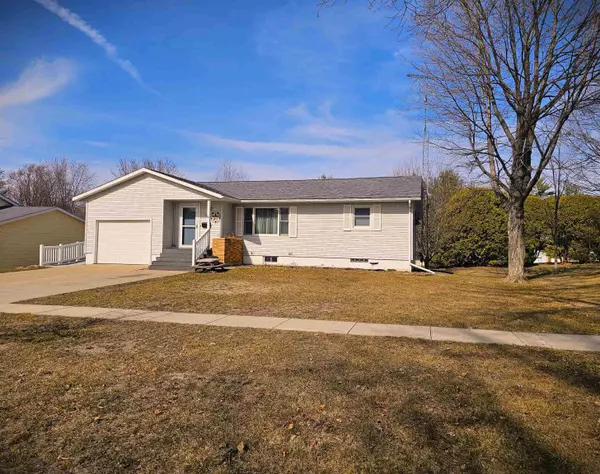 520 E 4th Avenue, Cresco, IA 52136