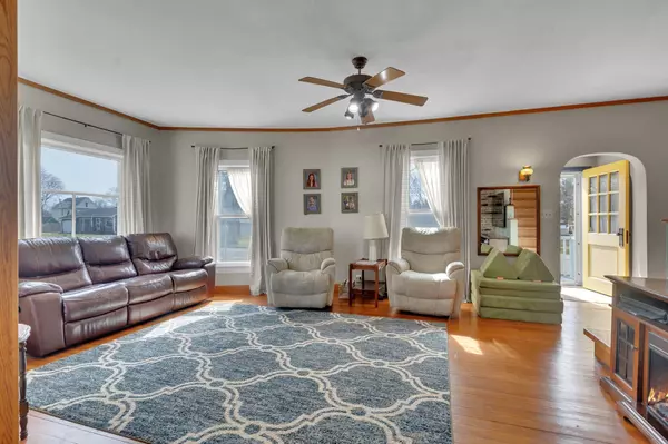 Sumner, IA 50674,102 W 7th ST