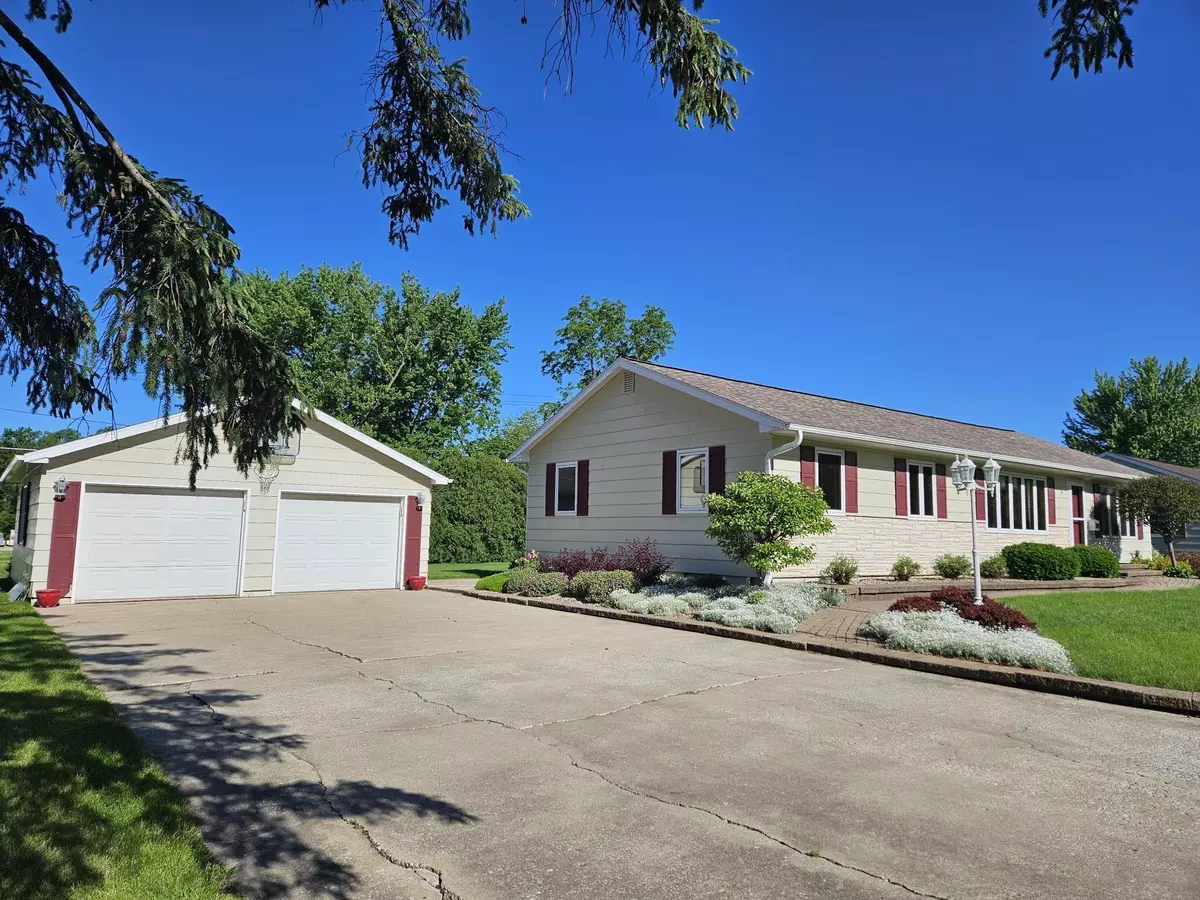 Oelwein, IA 50662,922 1st Ave SE