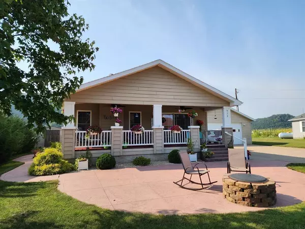 518 Sandy Point RD, Harpers Ferry, IA 52146