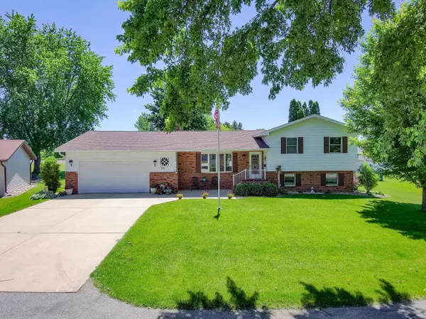 105 Rainbow DR, Fairbank, IA 50629