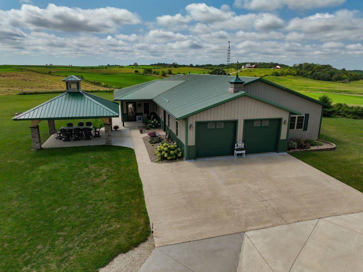 2723 Madison RD, Ridgeway, IA 52165