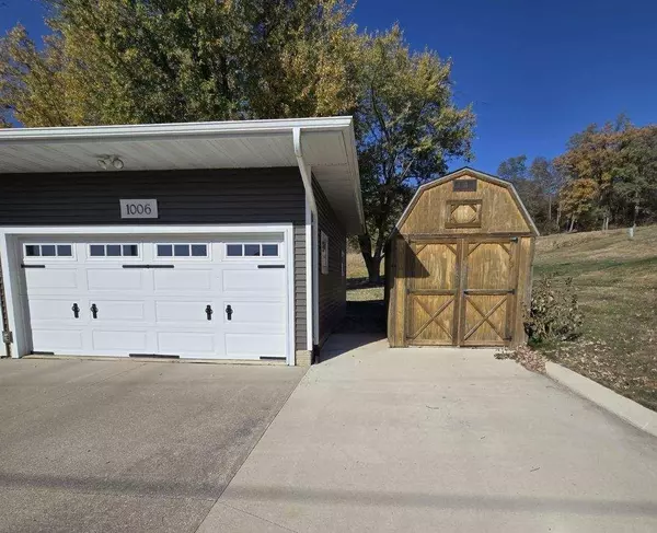 Clermont, IA 52135,1006 Larrabee ST