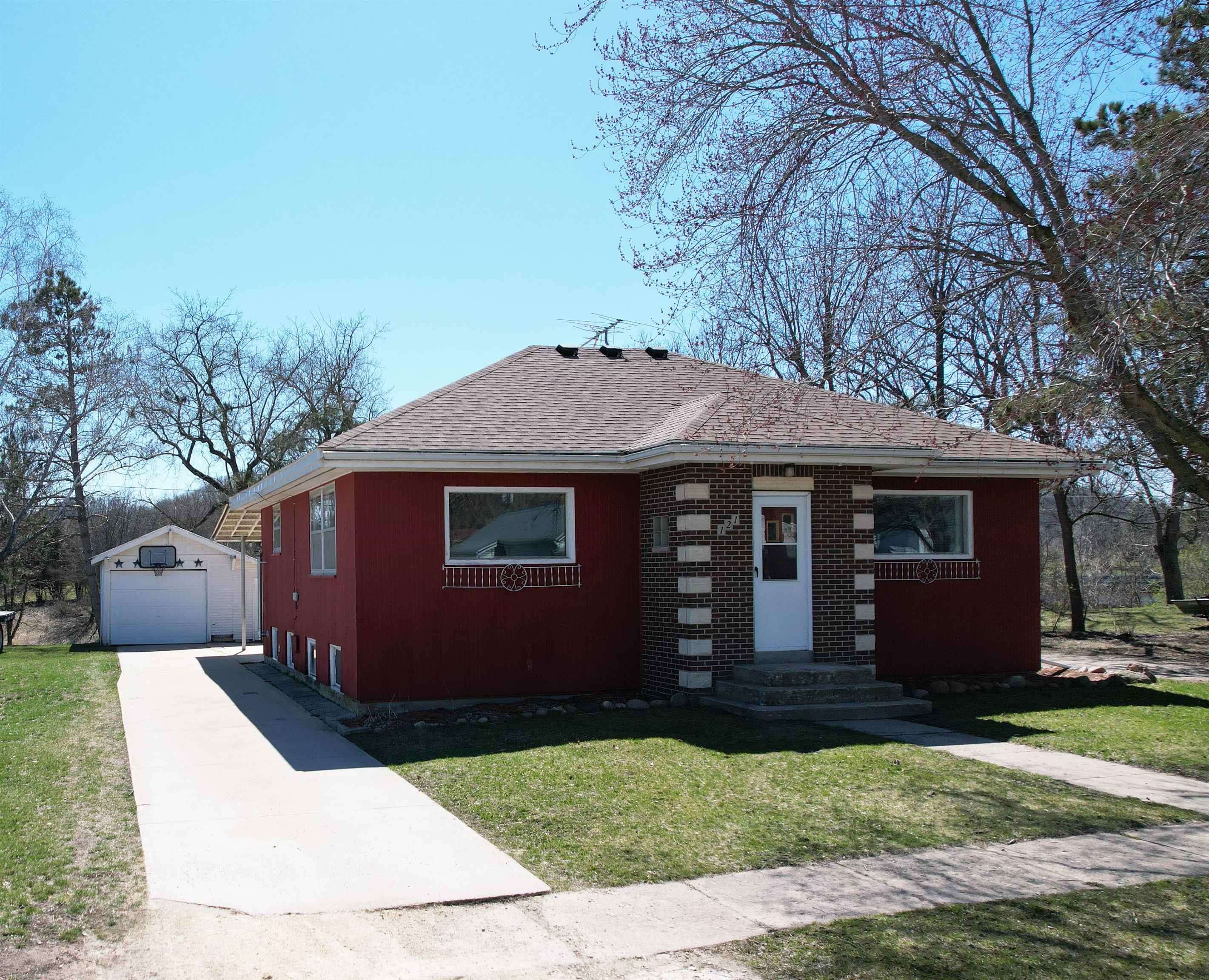121 E Water AVE, Wadena, IA 52169